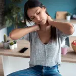 Come combattere il dolore cervicale: alcuni consigli da seguire