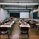 Quali vestiti dovrebbero essere indossati a scuola?